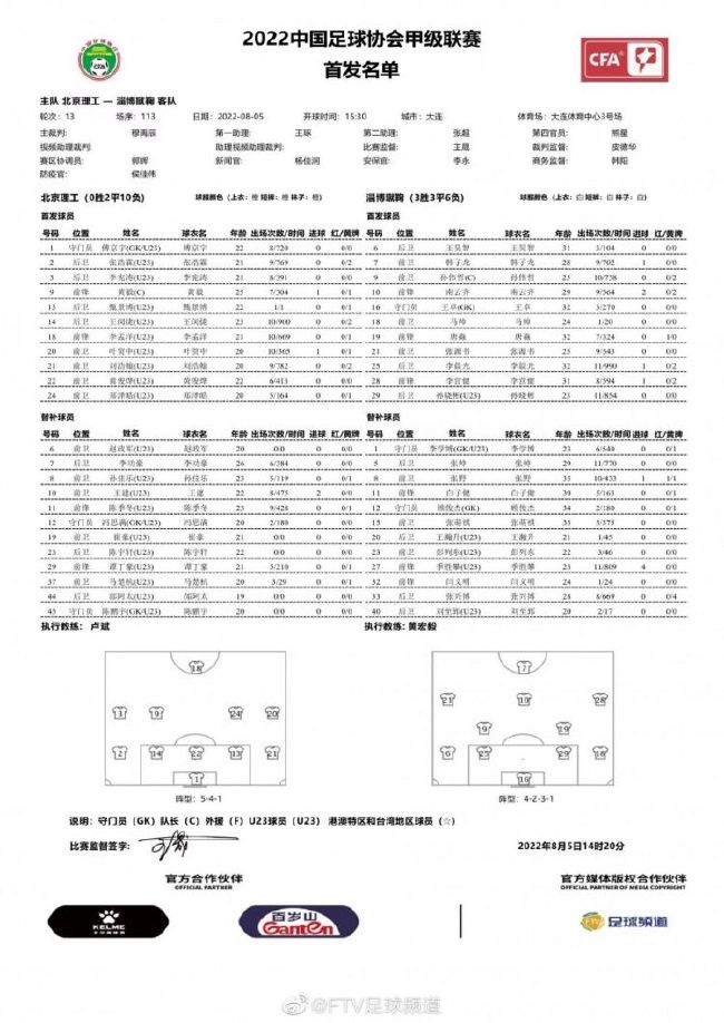 望远镜镜片上掩映的炮火间隐约映照出两支狙击枪对狙相望，从狙击枪的细节上也能看出抗美援朝战争悬殊的军备差距——以步枪对狙枪